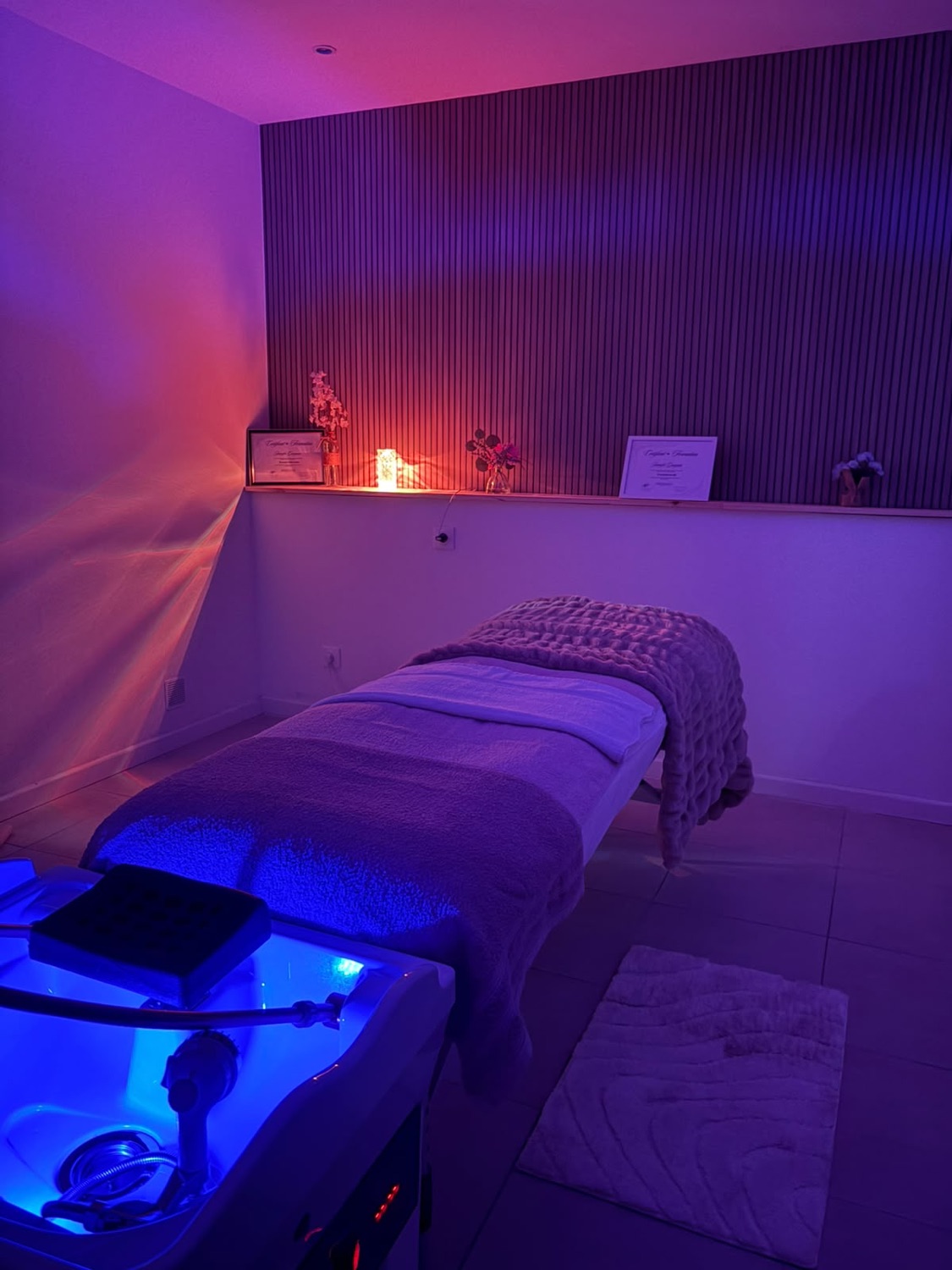 Cabine head spa en lumière violette et bassin lumineux